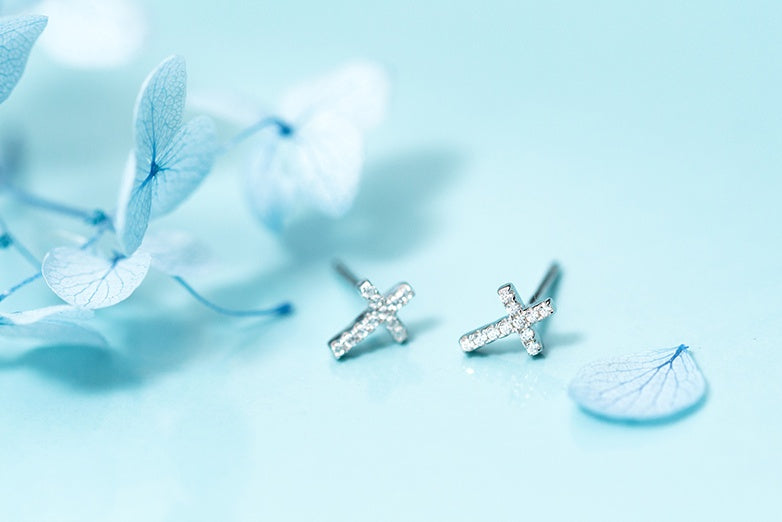 Diamond stud earrings